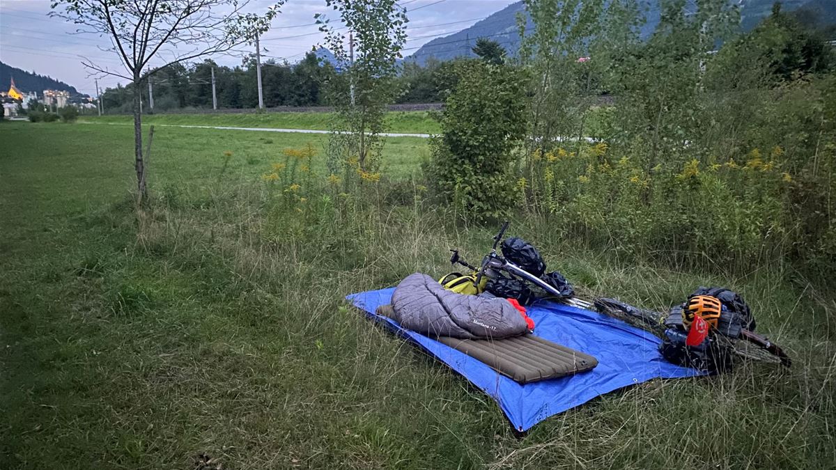 Even though he wouldn’t have to, Josef likes to travel on a shoestring budget. Due to the fact that he mostly slept rough and bought only the essentials on the way, he got through the entire trip and the return flight for a total of only 500 euro. 