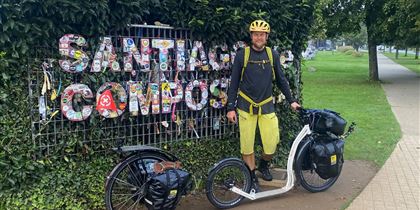 He arrived in Santiago de Compostela after 6 weeks and 3,200 kilometres. He had no other unpleasant experience on the way apart from having had a punctured tire twice and four days of rain in Switzerland. 