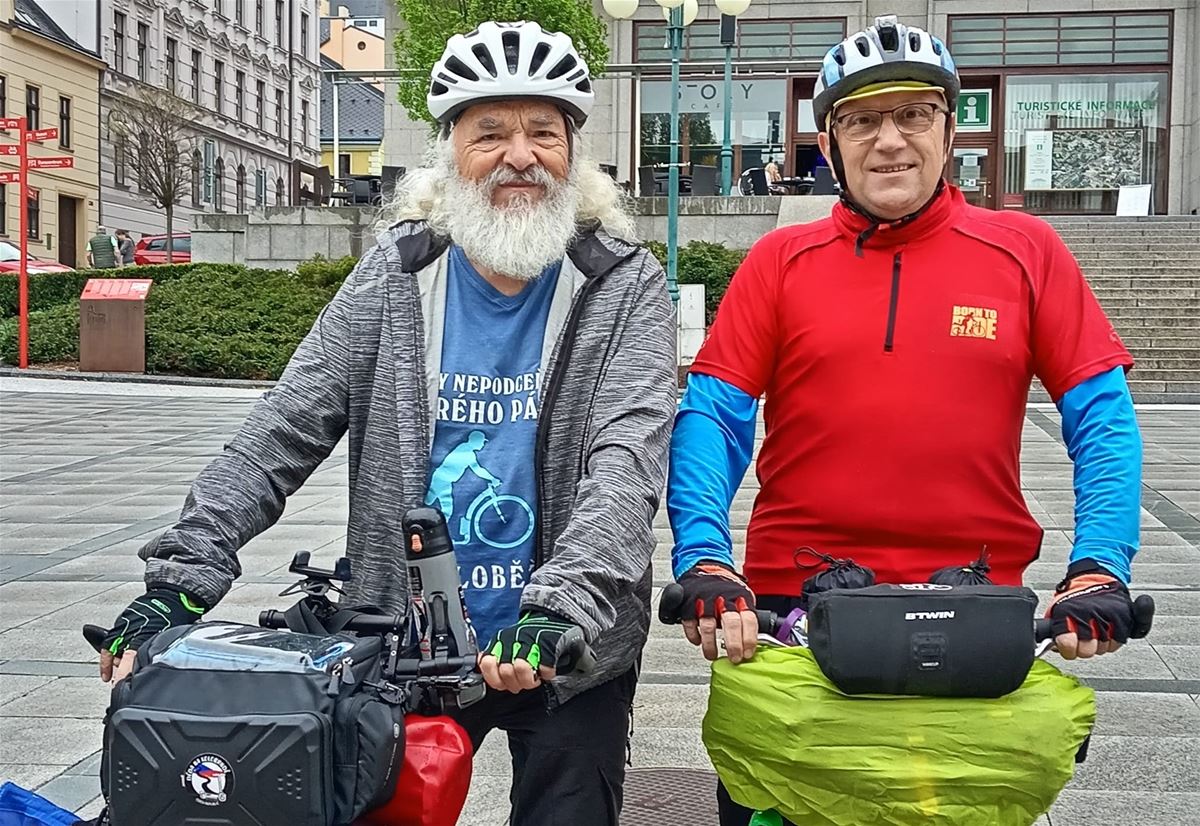 Břetislav Snášel, alias der Opa auf dem Tretroller, hat sich in diesem Jahr auf seine 9. Reise begeben. Diesmal vom Norden Tschechiens durch den nördlichsten Teil Deutschlands bis in den nördlichsten Teil Dänemarks. Insgesamt 1 500 km.  Zusammen mit Petr Pospisil schlafen sie im Freien in einem Zelt und können voll beladen bis zu 70 Kilometer am Stück zurücklegen.