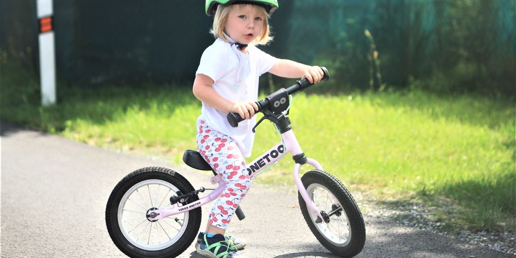 La bicicleta sin pedales, que fomenta el desarrollo del sistema del equilibrio y la coordinación muscular, representa para los niños sobre todo una excelente diversión.