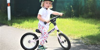 La bicicleta sin pedales, que fomenta el desarrollo del sistema del equilibrio y la coordinación muscular, representa para los niños sobre todo una excelente diversión.