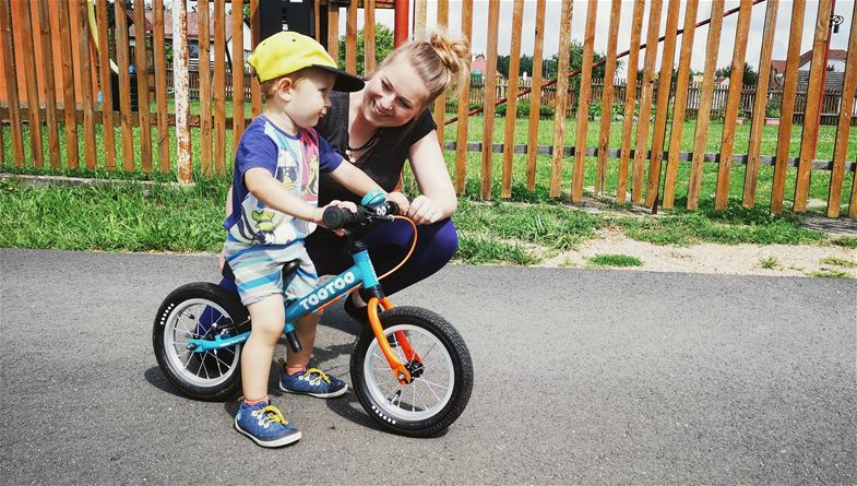 La podóloga Edita Prošková recomienda ajustar la altura del sillín y del manillar de forma que el niño se siente erguido, tenga las rodillas ligeramente dobladas y ambos pies apoyados en el suelo.