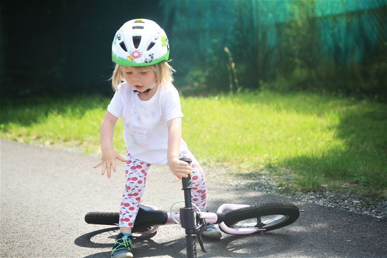 El correpasillos debería reflejar la altura del niño. No se trata solo de mantener una posición del cuerpo correcta, sino también de garantizar que los pequeños puedan conducir con seguridad.