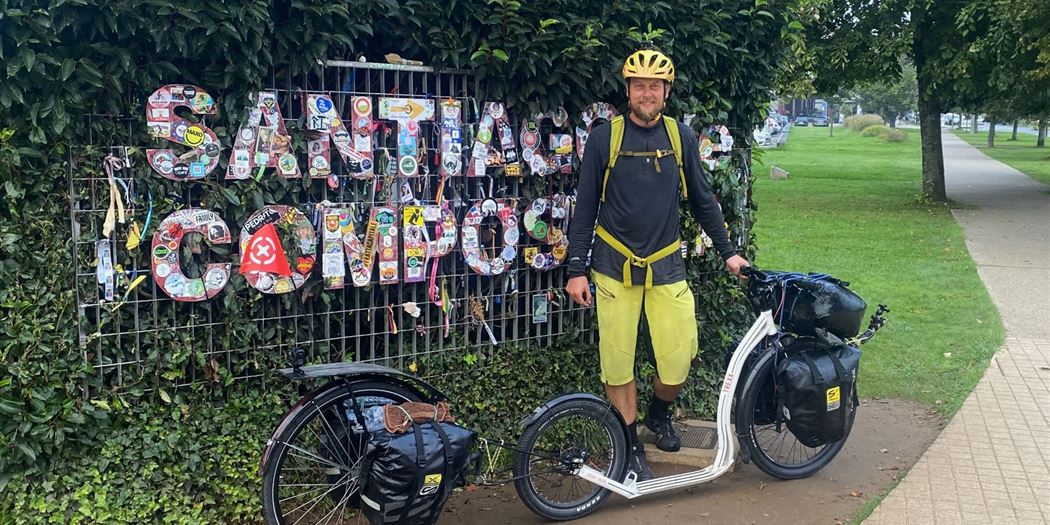 Después de 6 semanas y 3 200 kilómetros llegó a Santiago de Compostela. Aparte de haber pinchado el neumático dos veces y haber aguantado la lluvia de 4 días en Suiza no tuvo ninguna otra experiencia desagradable.