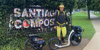 Después de 6 semanas y 3 200 kilómetros llegó a Santiago de Compostela. Aparte de haber pinchado el neumático dos veces y haber aguantado la lluvia de 4 días en Suiza no tuvo ninguna otra experiencia desagradable.