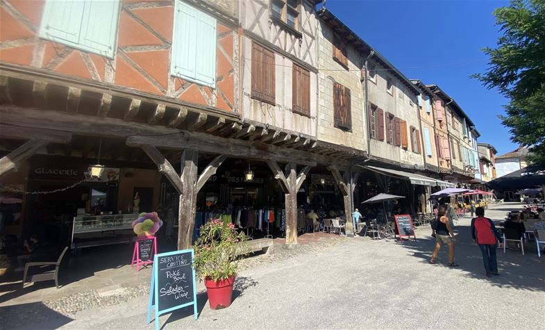 Una de las más bellas plazas con casas de entramado de madera del siglo XIII que se conservan en la localidad francesa de Mirepoix.