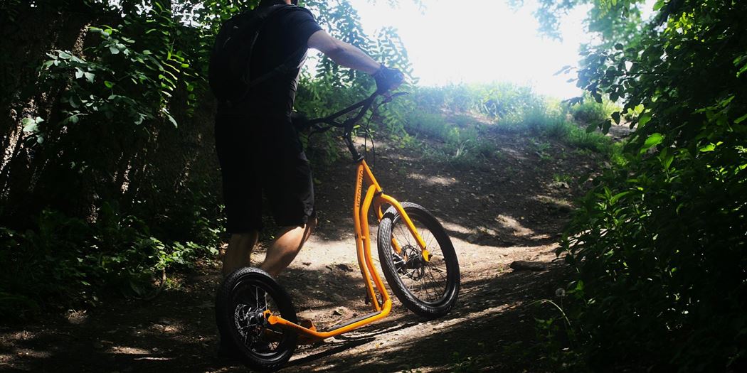 La nouvelle trottinette Yedoo Mezeq après le redesign est le choix idéal pour tous ceux qui recherchent une trottinette à prix accessible tout en étant fiable, pratique pour circuler en ville ainsi qu’en terrain accidenté, qui supporte de grosses charges aussi bien que les intempéries. 