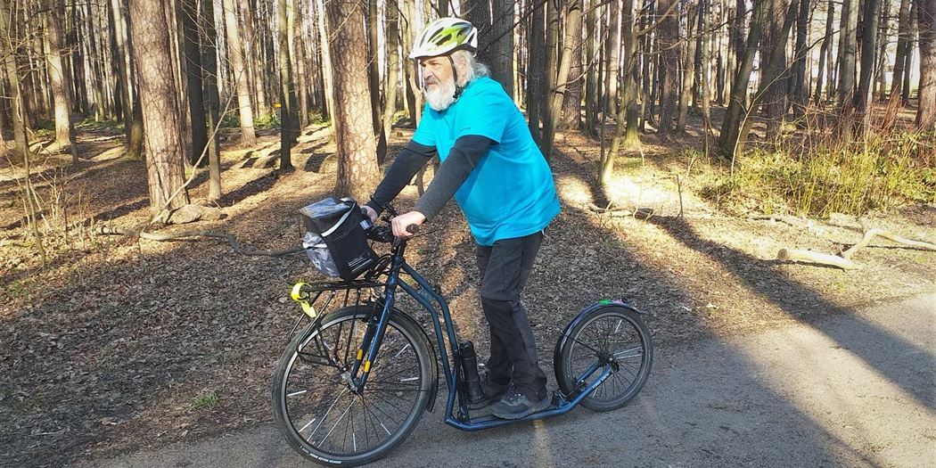 Břetislav Snášel apoda «Libélula azul» a su patinete Yedoo S2620. En abril comenzó a recorrer todo el país en ella.