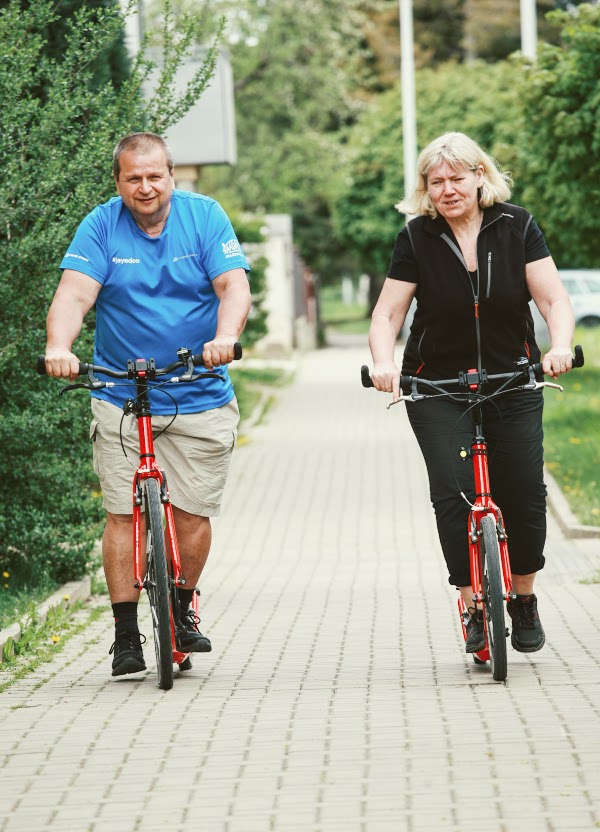 Montar en patinete es una actividad ideal para personas mayores.  Es muy fácil soltarse de él y mantener el equilibrio mientras se conduce.