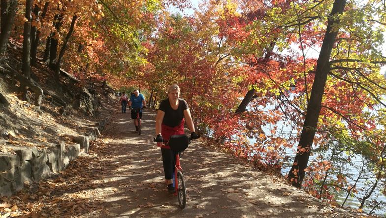 De excursión en patinete alrededor de la presa de Hostivař.