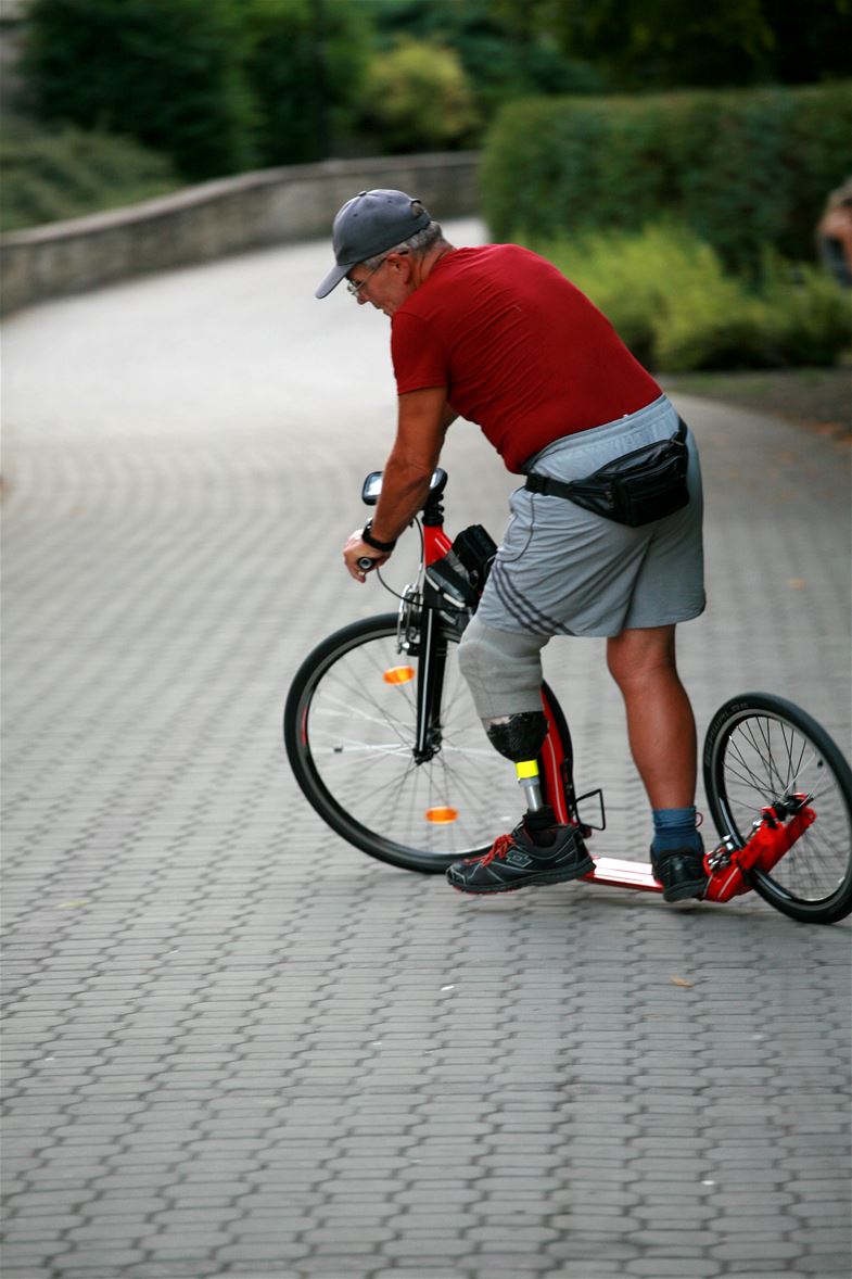 Adolf Mach no puede negar el alma deportista que vive en él. Aunque ha perdido sensibilidad y fuerza en su pierna protésica, conduce su patinete increíblemente rápido.