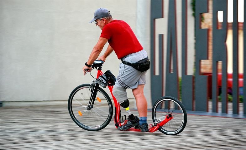 Adolf Mach dando vueltas en patinete delante de la galería Benedikt Rejt en Louny.